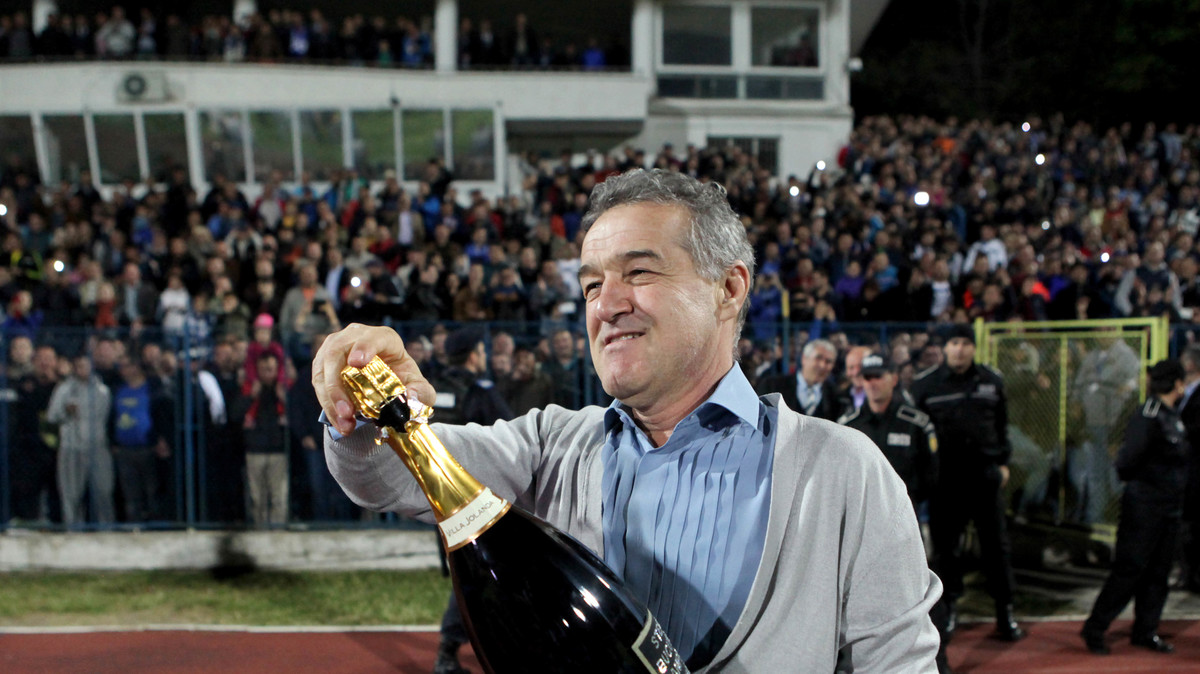 Imagine cu Gigi Becali deschizând şampania la Iaşi, în 2015, la ultimul succes intern al FCSB-ului 