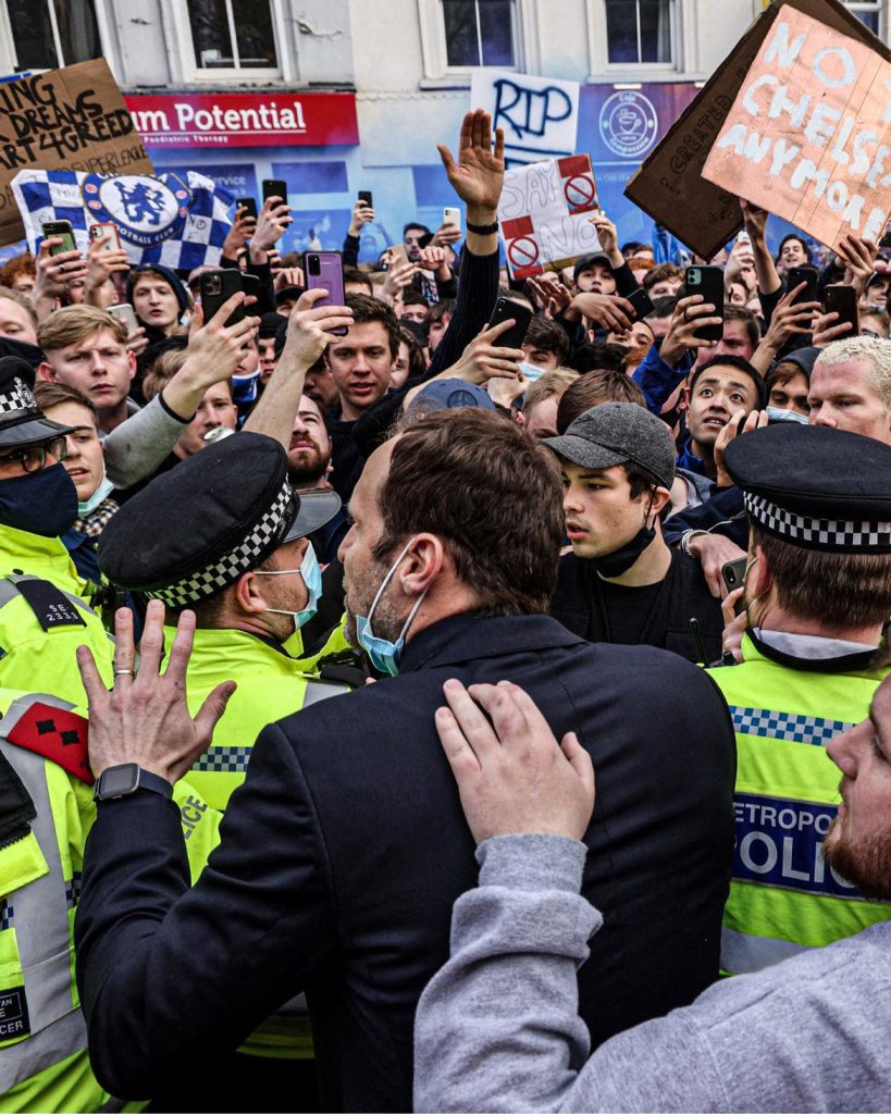 Petr Cech (în prim-plan, cu spatele) s-a aflat alaturi de fanii lui Chelsea la proteste