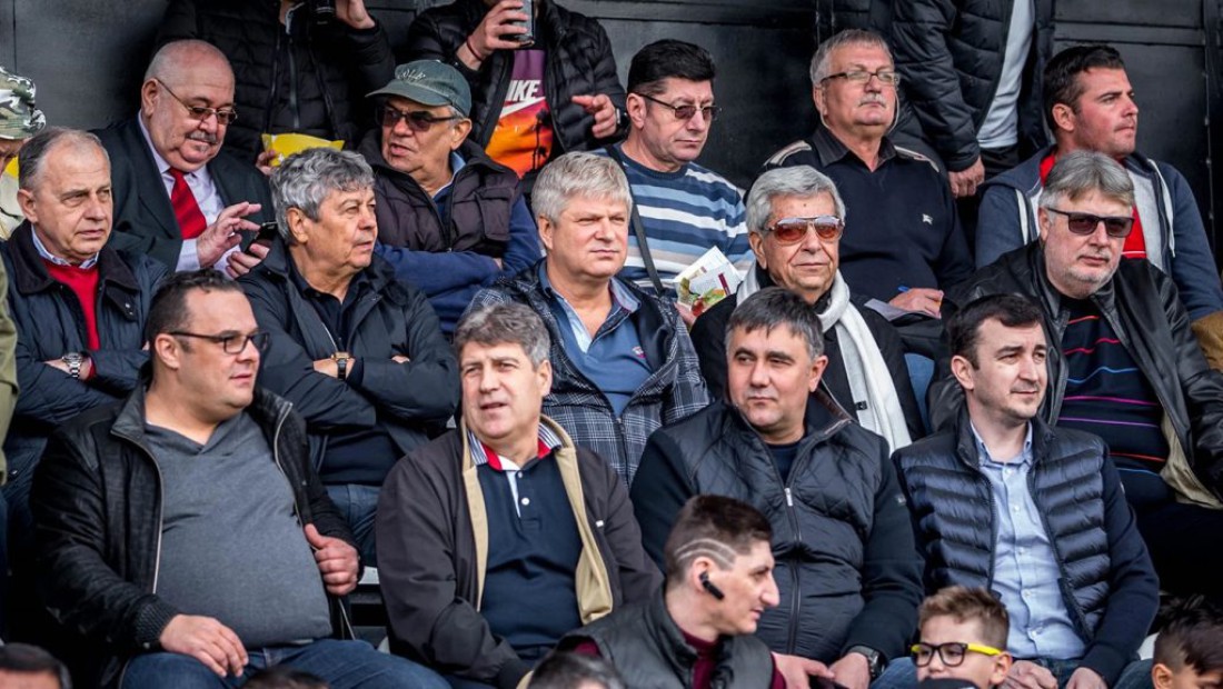 Ion Dichiseanu la un meci al Rapidului alături de Mircea Lucescu și alți fani celebrii