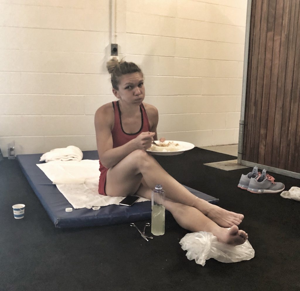 Simona Halep a suferit o ruptură musculară la gamba stângă