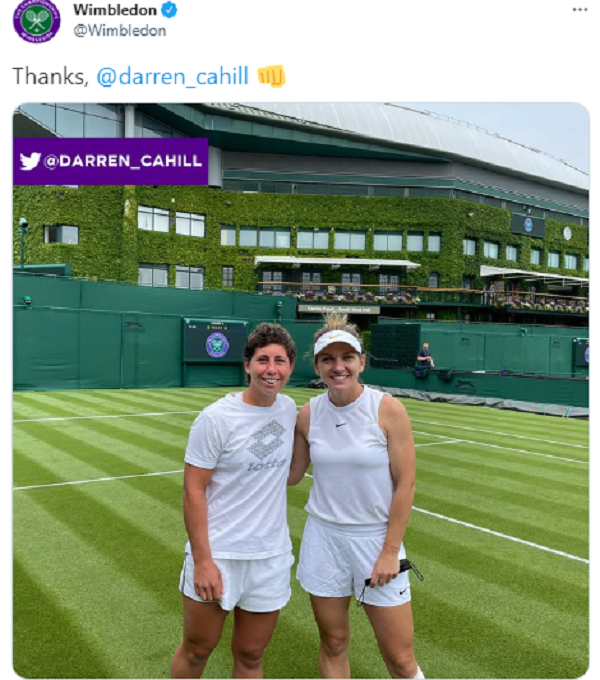 Simona Halep și Carla Suarez Navarro au fost fotografiate de Darren Cahill pe unul dintre terenurile de la Wimbledon