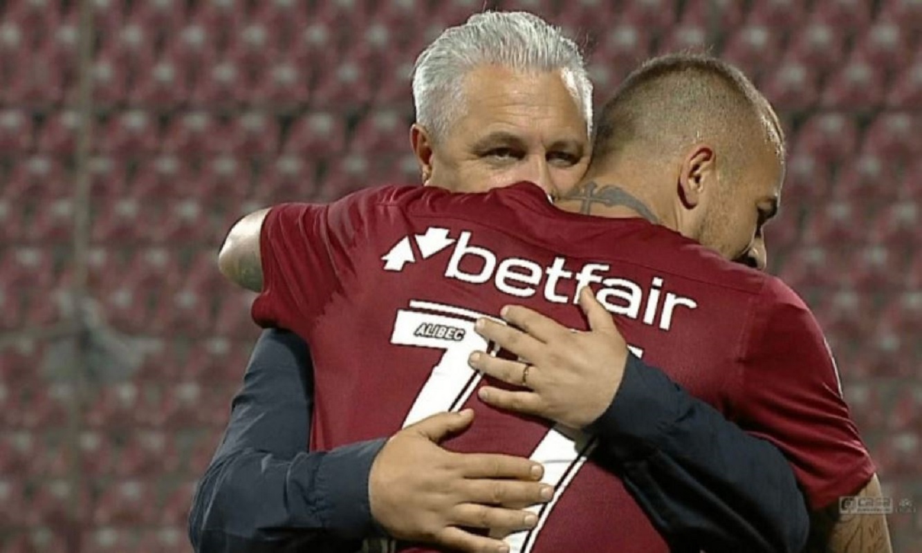 Marius Șumudică îl îmbrăţişează pe Alibec pe când amândoi erau la CFR Cluj