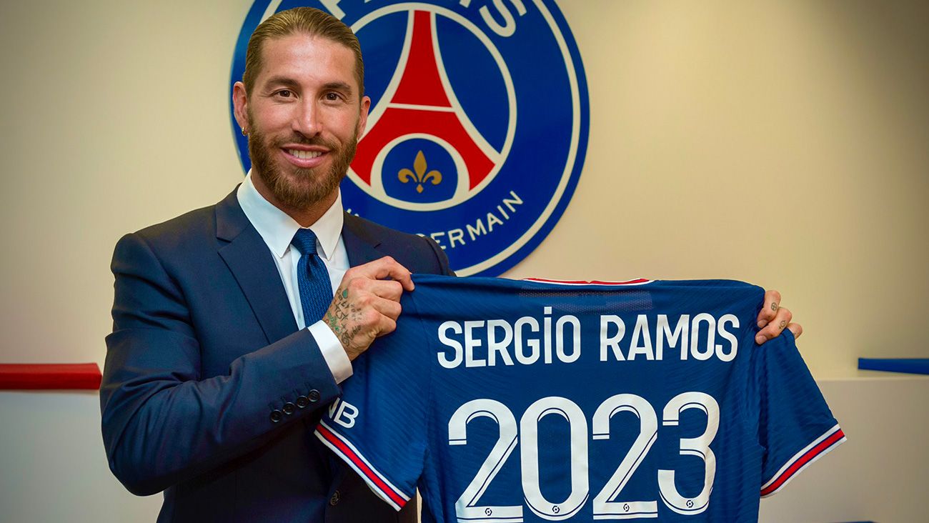 Sergio Ramos, în momentul în care a fost prezentat oficial pe Parc des Princes 