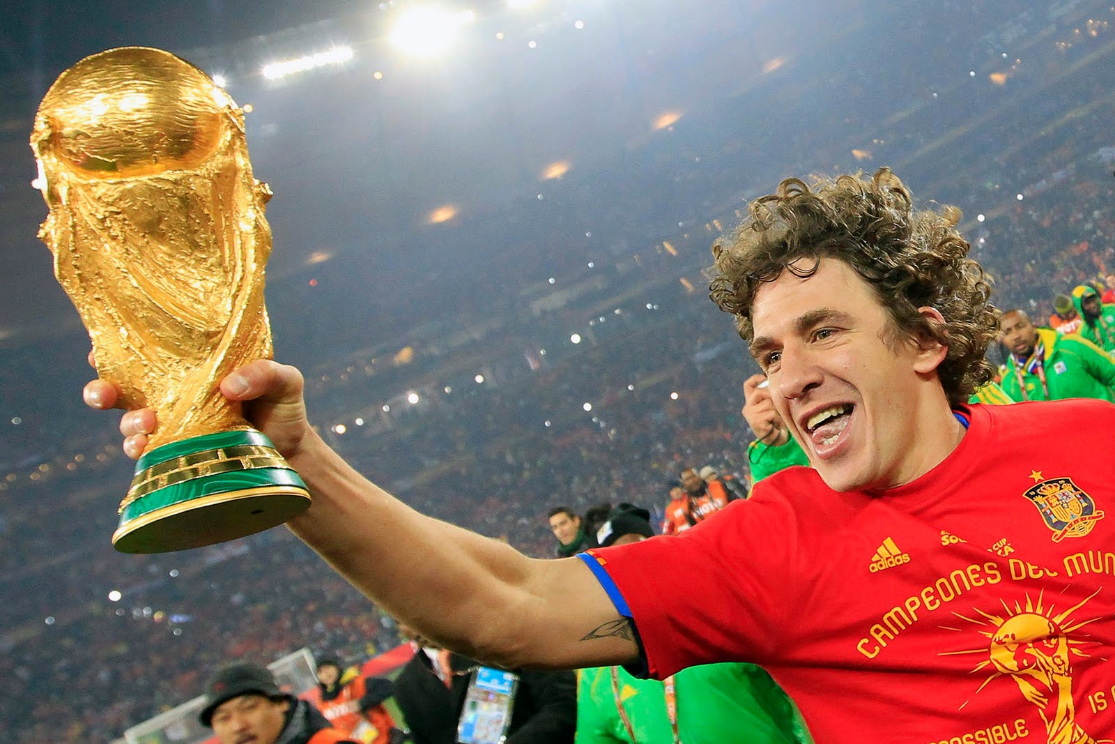 Puyol și trofeul Cupei Mondiale, după finala cu Olanda, Africa de Sud, 2010