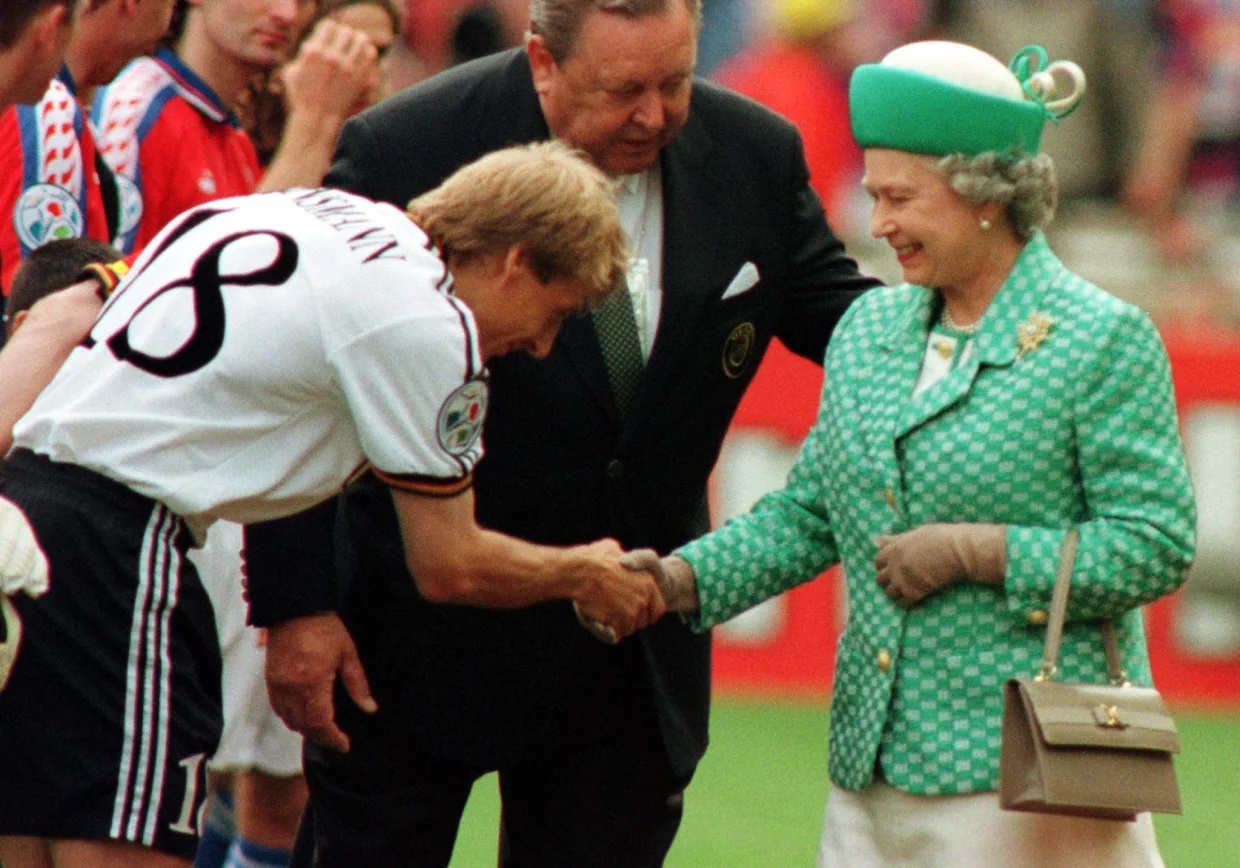 Regina Elisabeta este salutată de căpitanul Germaniei, Jurgen Klinsmann, înainte de finala Euro 96. Sursă: The Sun/ Reuters