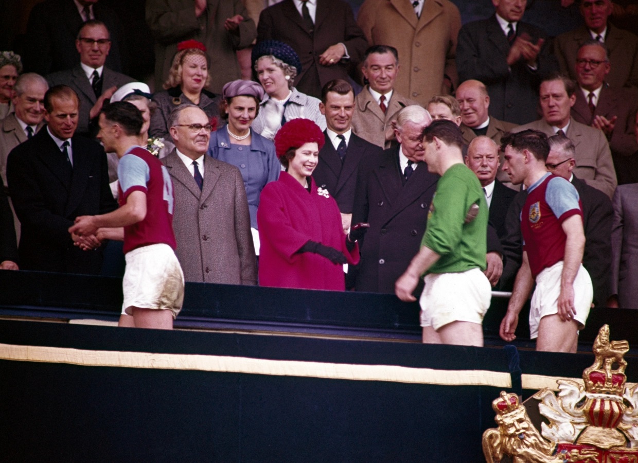 Regina Elisabeta îi premiază pe jucătorii lui Burnley după finala FA Cup pierdută în 1962 în fața lui Tottenham. Sursă: The Sun/Getty Images