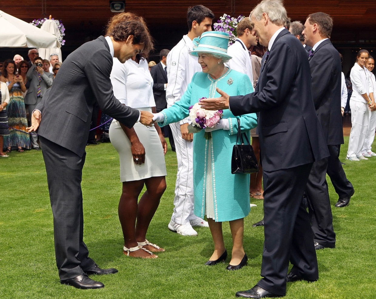 Regina Elisabeta primește salutul lui Roger Federer în 2010 la Wimbledon. Sursă: The Sun/ AFP