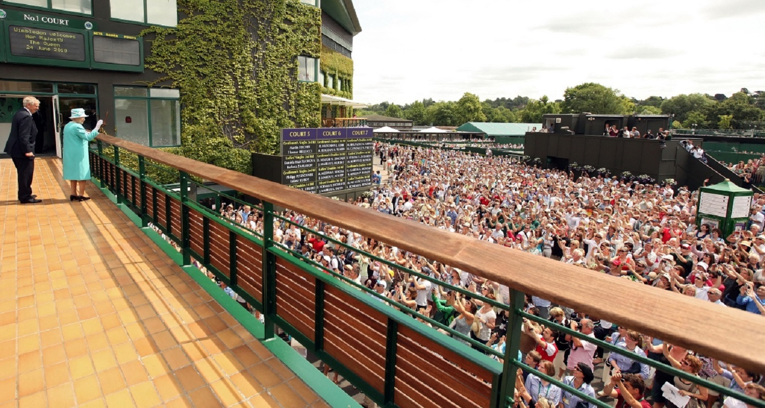 Regina Elisabeta salutând publicul de la Wimbledon în 2010. Sursă: The Sun/ AFP