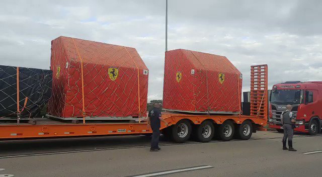 Camioanele Ferrari încărcate cu echipamente au fost oprite temporar pe o autostradă din Brazilia 