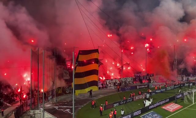 Suporterii lui AEK au creat o atmosferă fantastică pe arena rivalilor 