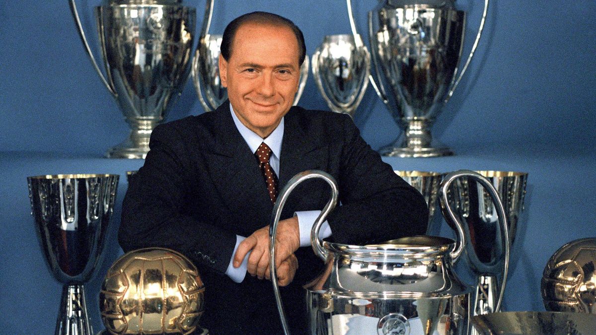 Berlusconi, cu trofeele cucerite de AC Milan în perioada în care el era patronul echipei 