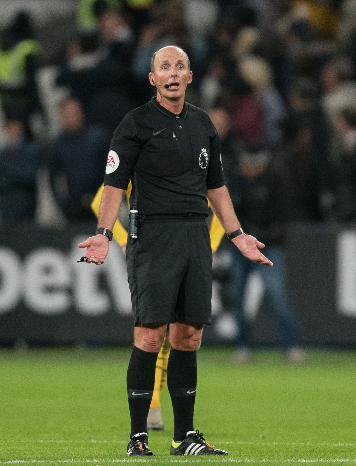 Mike Dean are 54 de ani, Copyright: Andy Rowland / Imago 