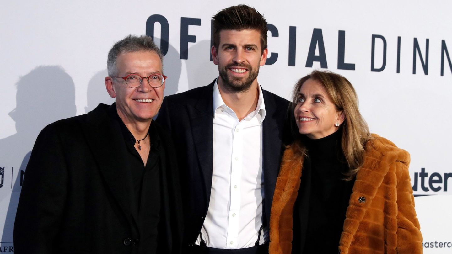 Gerard Pique, aici alături de părinţii săi, Joan, în stîânga şi Montse, în dreapta 