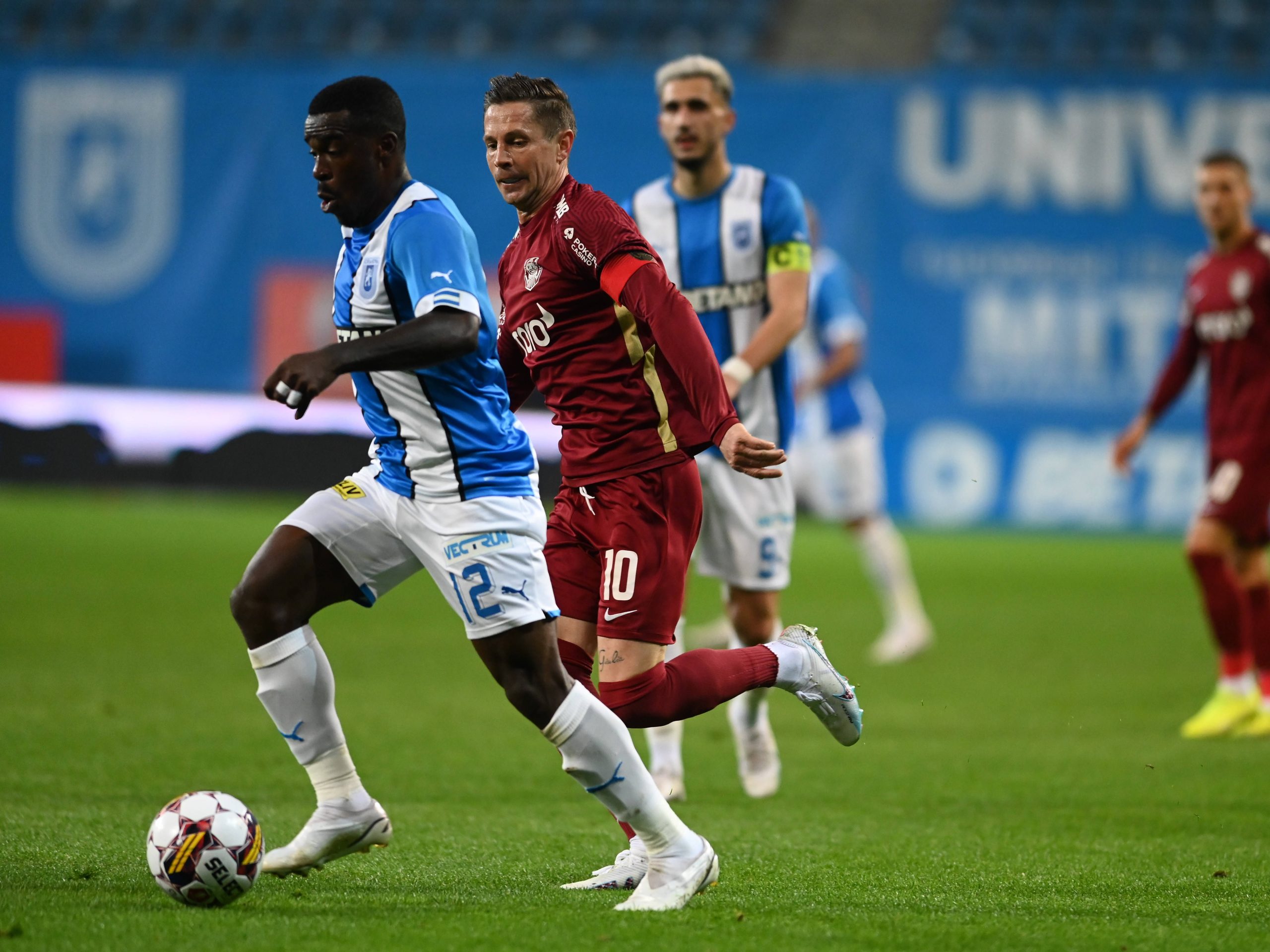 Ndong într-un duel cu Deac, în remiza din etapa a doua a playoff-ului Superligii Copyright: Razvan Pasarica/SPORT PICTURES