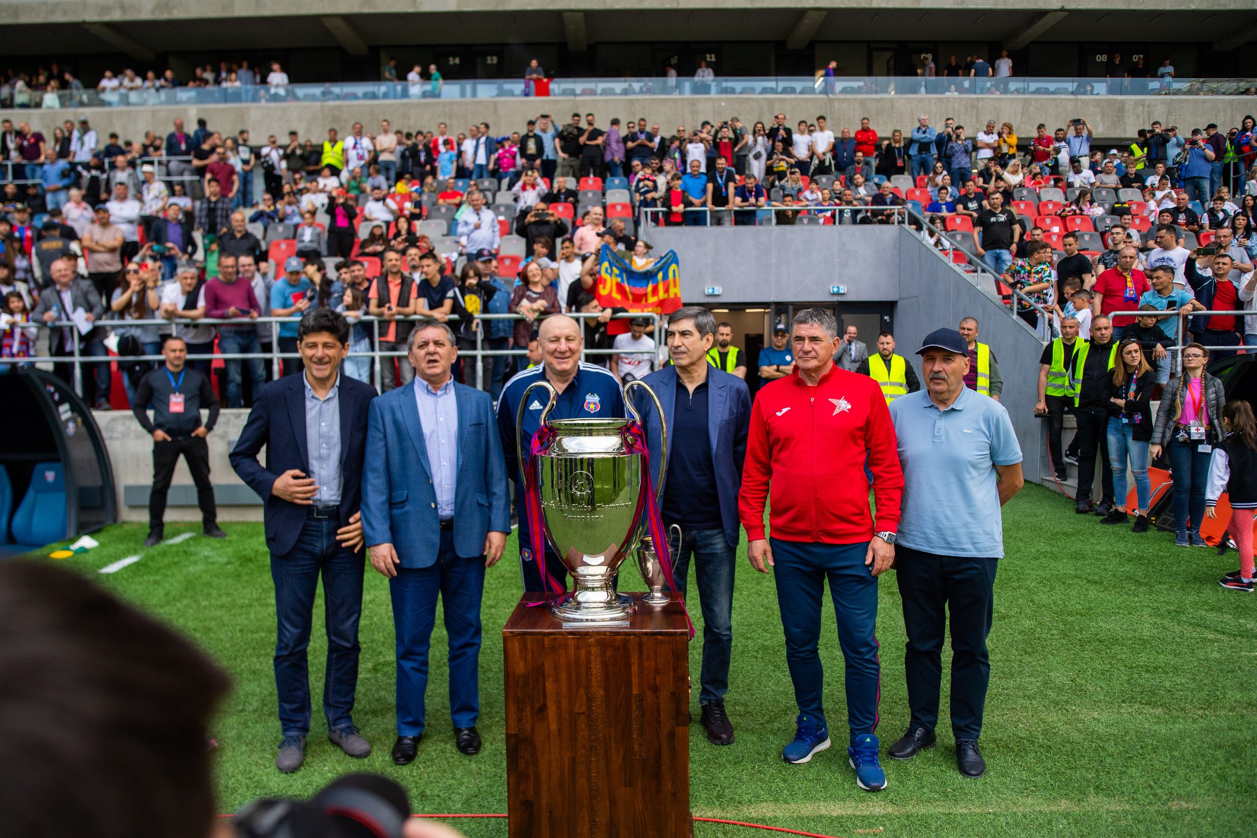 Unii dintre câştigătorii CCE alături de trofeul preţios cucerit atunci © FOTO:Razvan Pasarica/SPORT PICTURES