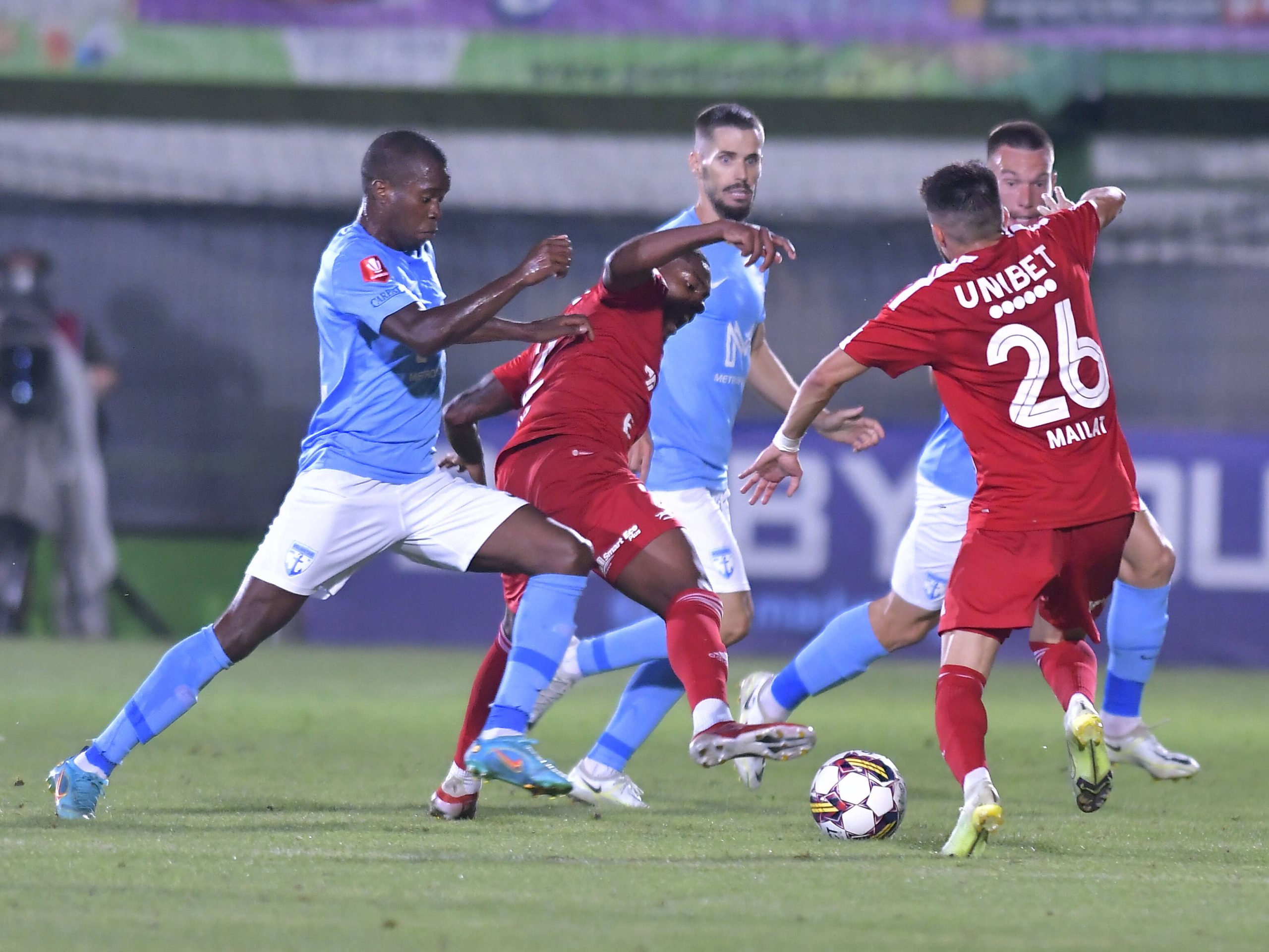 Imagine din duelul disputat la începutul sezonului între FC Voluntari şi FC Botoşani, Sursă foto: Razvan Pasarica/SPORT PICTURES