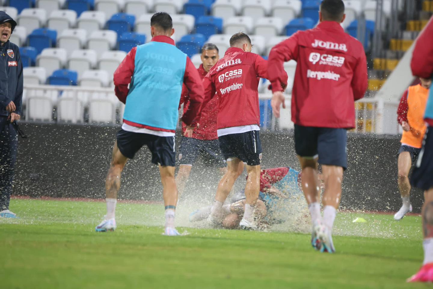 Antrenament al tricolorilor pe ploaie la Pristina, înaintea partidei din această seară, sursă foto: Echipa naţionalăd e fotbal a României 