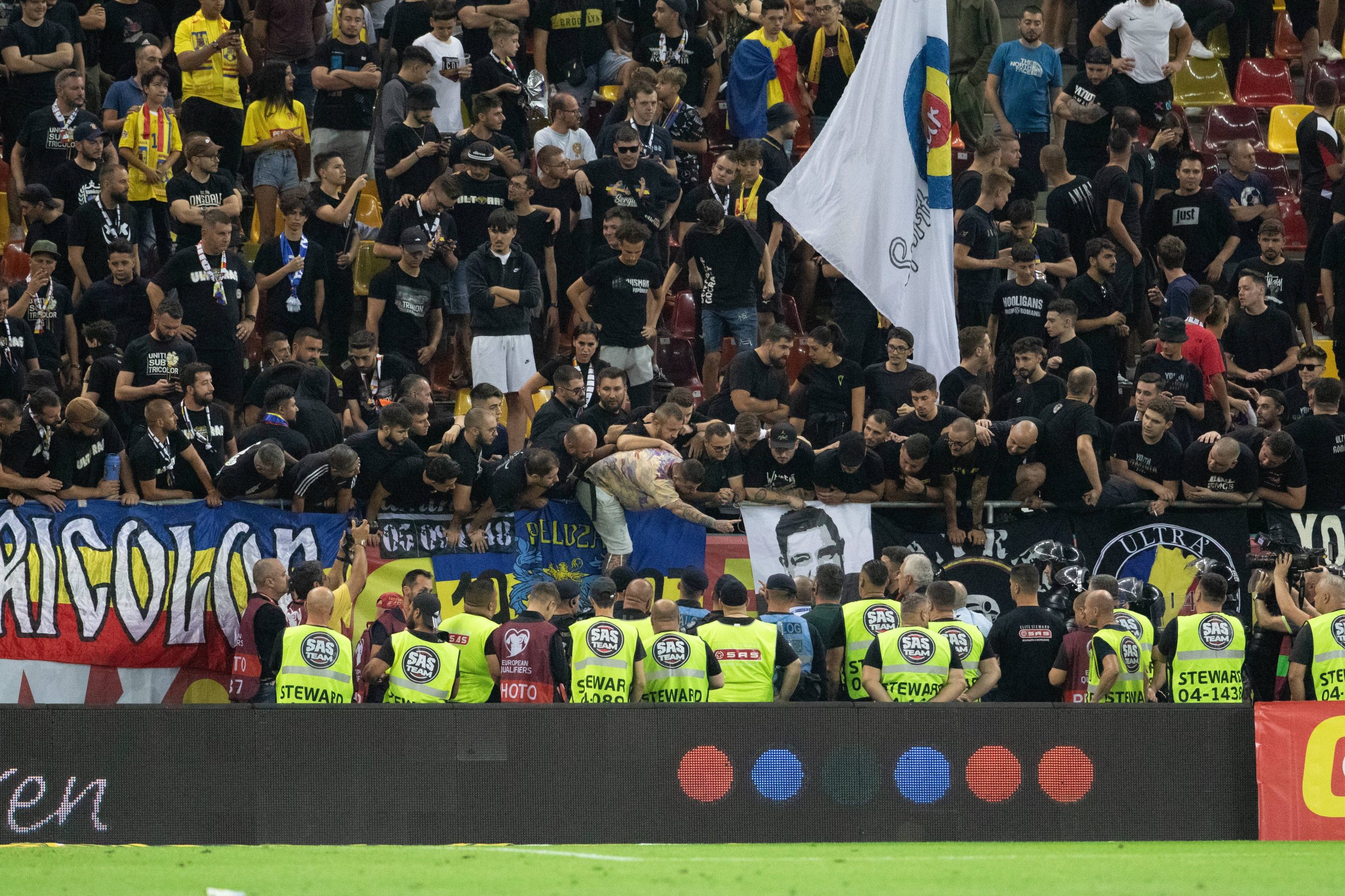 Andrei Preda, urcat pe gard, a fost cel care ar fi aplanat de fapt revolata fanilor din peluza tricolorăCredit line: Vlad Suheschi / imago sportfotodienst / Profimedia