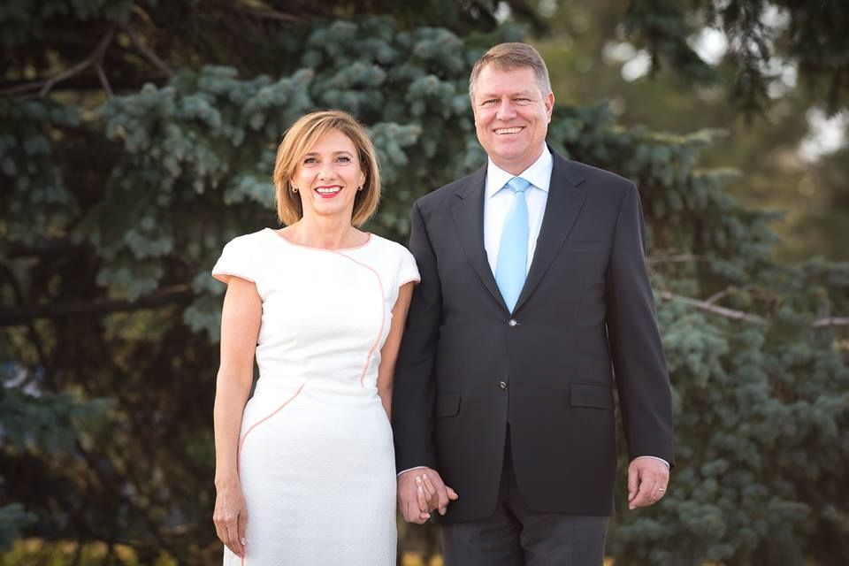 Ce salarii au Carmen și Klaus Iohannis Președintele câștigă de șapte ori mai mult decât soția lui